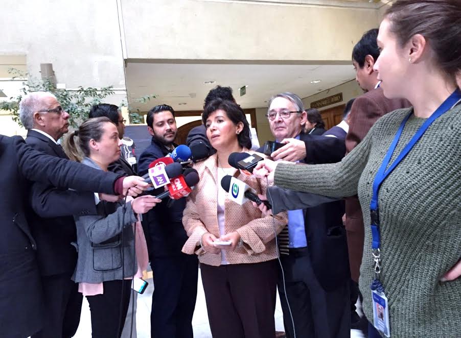 Diputados Juan Morano y Yasna Provoste defienden derecho a amamantar de mujeres Carabineros