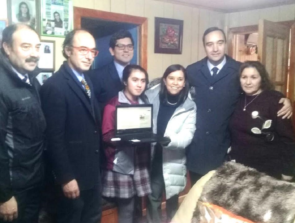 Intendente Jorge Flies visitó familias de Natales cuyos hijos recibieron nuevos PC