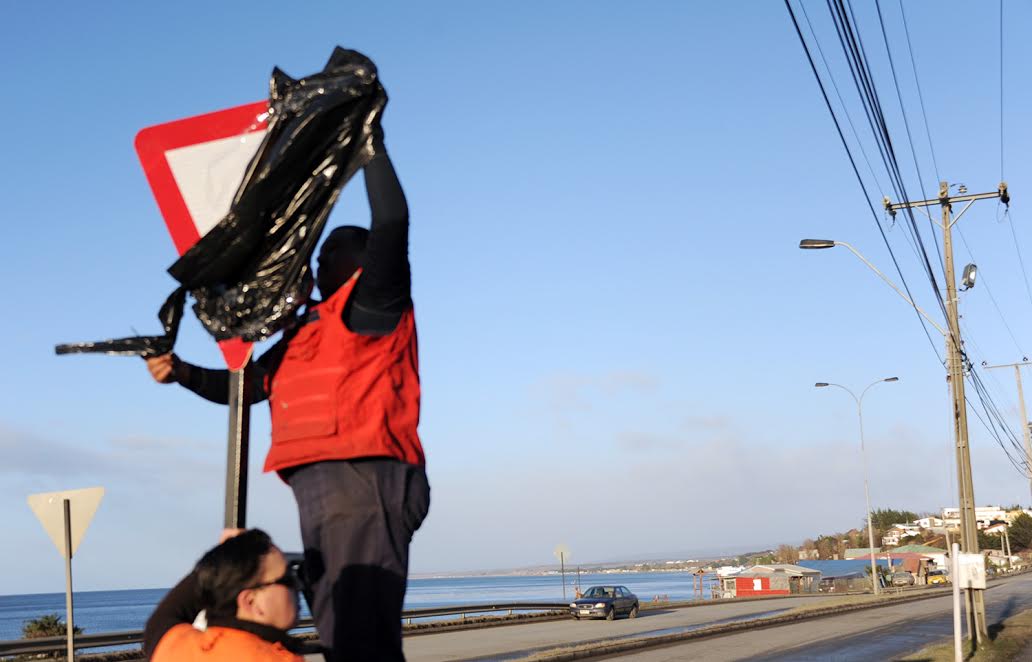 Municipio cambia señalizaciones en distintas calles de Punta Arenas