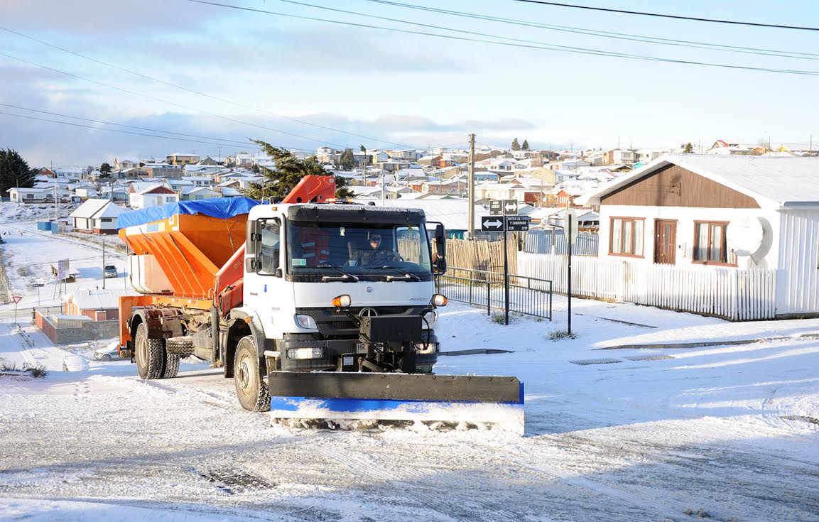 Oficina de Emergencia de la Municipalidad de Punta Arenas informa de trabajos que se realizan para enfrentar nevadas