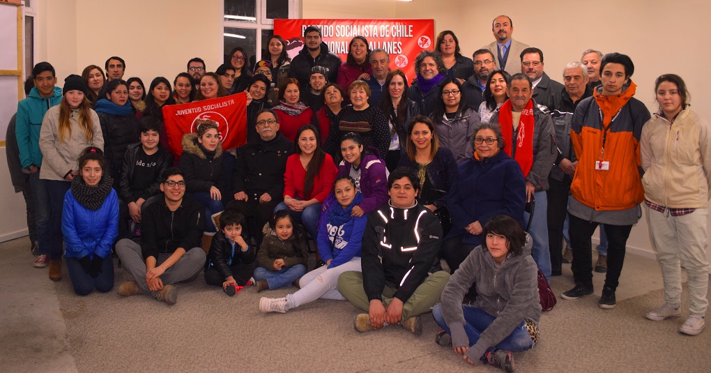 Militantes y adherentes socialistas se reunen con Yenifer Elass Alegría en Punta Arenas