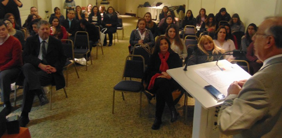 Más de 40 funcionarios participan en seminario de intervención en Violencia Contra la Mujer en Última Esperanza