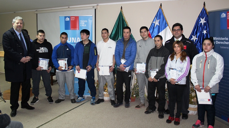 Alumnos internos del Colegio Andino de Punta Arenas recibieron útiles escolares por 3er año consecutivo