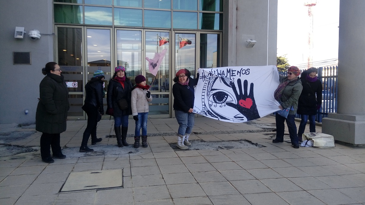 Mujeres se manifestaron en el Tribunal de Justicia por caso de Nabila Rifo. Acusan injusticia de la sala penal de la Corte Suprema al rebajar la pena de su agresor