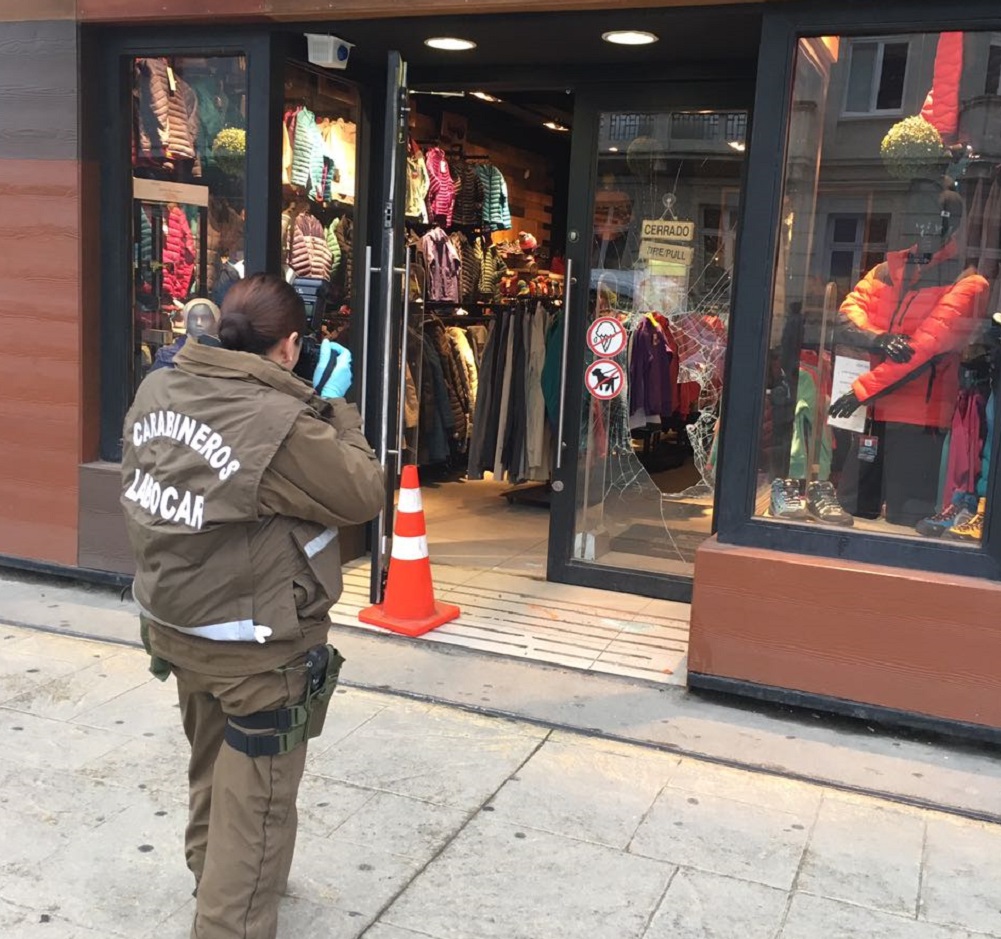 Sustraen ropa deportiva y dinero en efectivo desde céntrica tienda en Punta Arenas