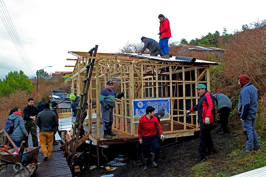 Voluntarios construyeron una vivienda para un adulto mayor en Puerto Edén