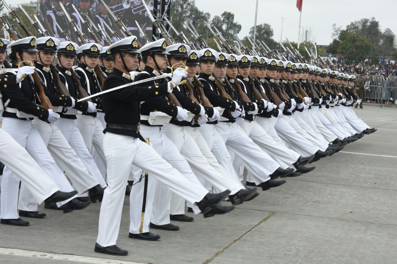 1.242 efectivos navales desfilaron en la Parada Militar en la capital