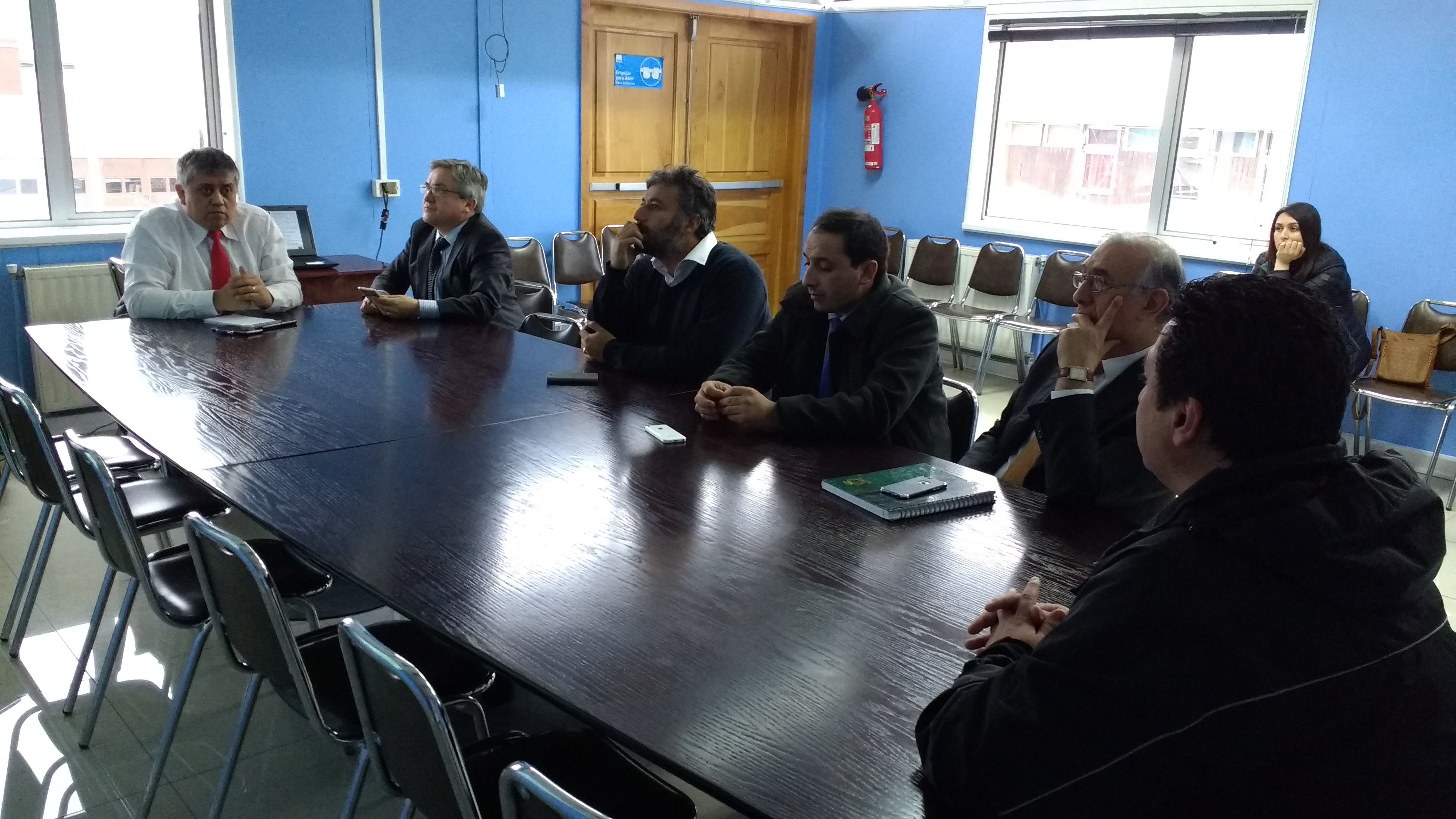Reunión de coordinación entre Gobernador, MOP y Alcaldes por abastecimiento de combustible en aeródromo de Puerto Natales