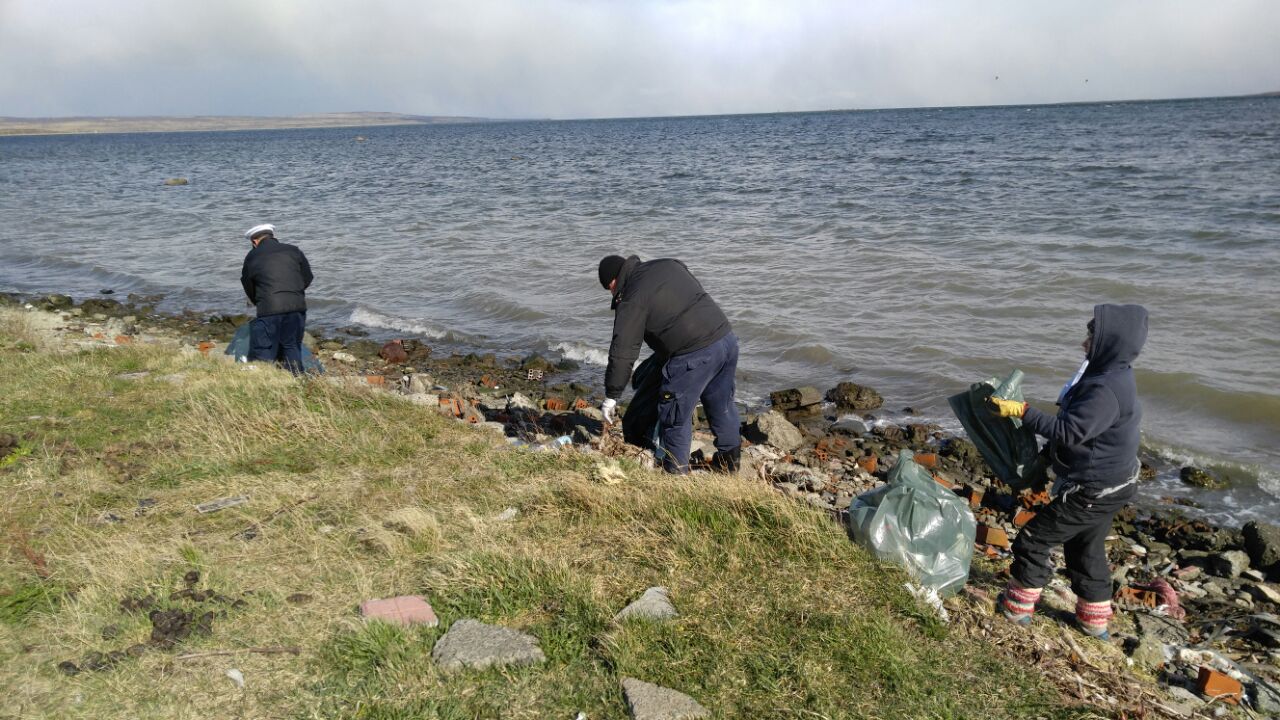Capitanía de Puerto y ciudadanos voluntarios realizaron operativo de limpieza en el borde costero de Puerto Natales