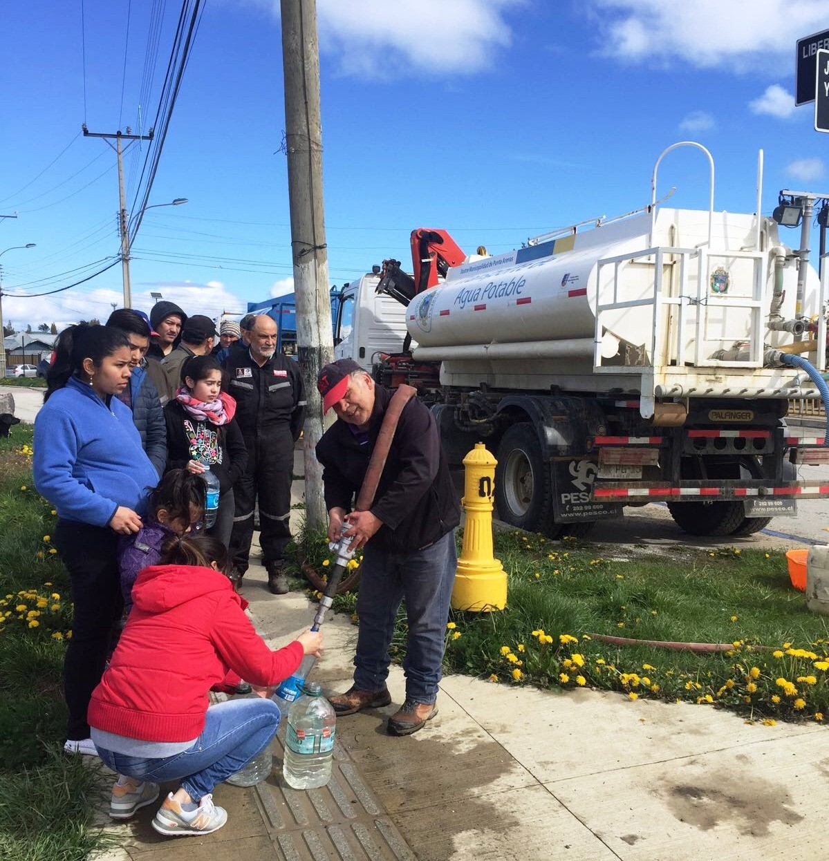 Camiones aljibe de Punta Arenas colaboran con emergencia en Puerto Natales