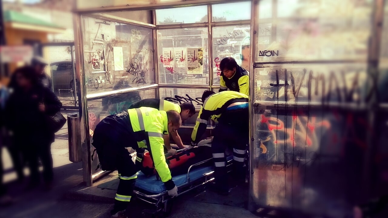 Joven de 16 años atropellada por un taxista colectivo en el centro de Punta Arenas