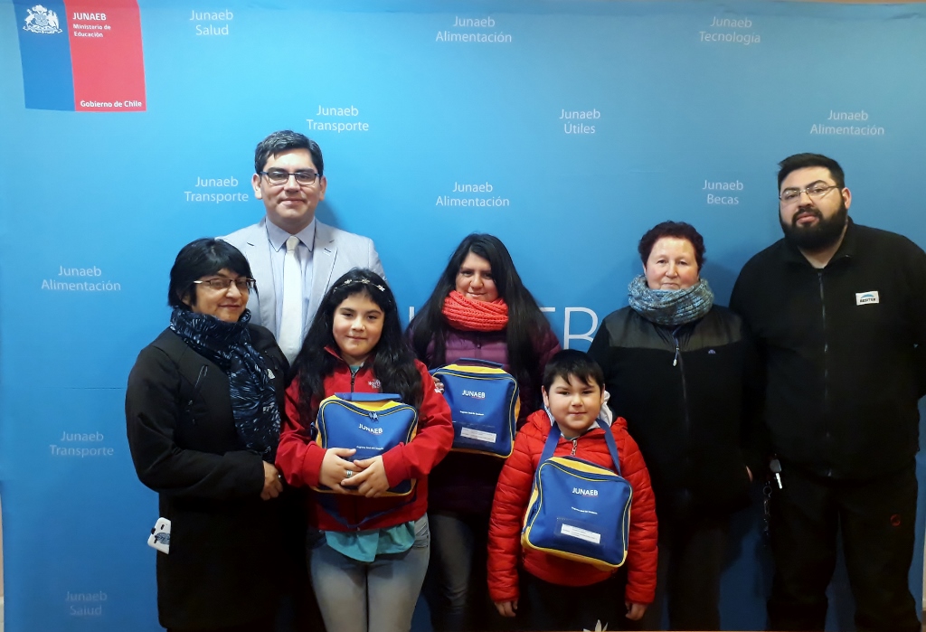 Junaeb entrega audífonos a estudiantes en Punta Arenas