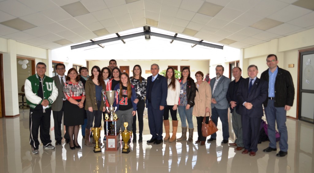 Equipo femenino de Básquetbol de la Universidad de Magallanes recibe homenaje por sus triunfos