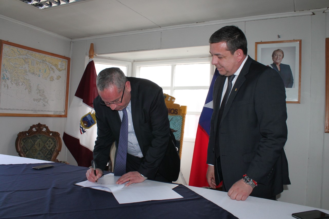 Municipalidad de Puerto Williams firma convenio con Contraloría Regional