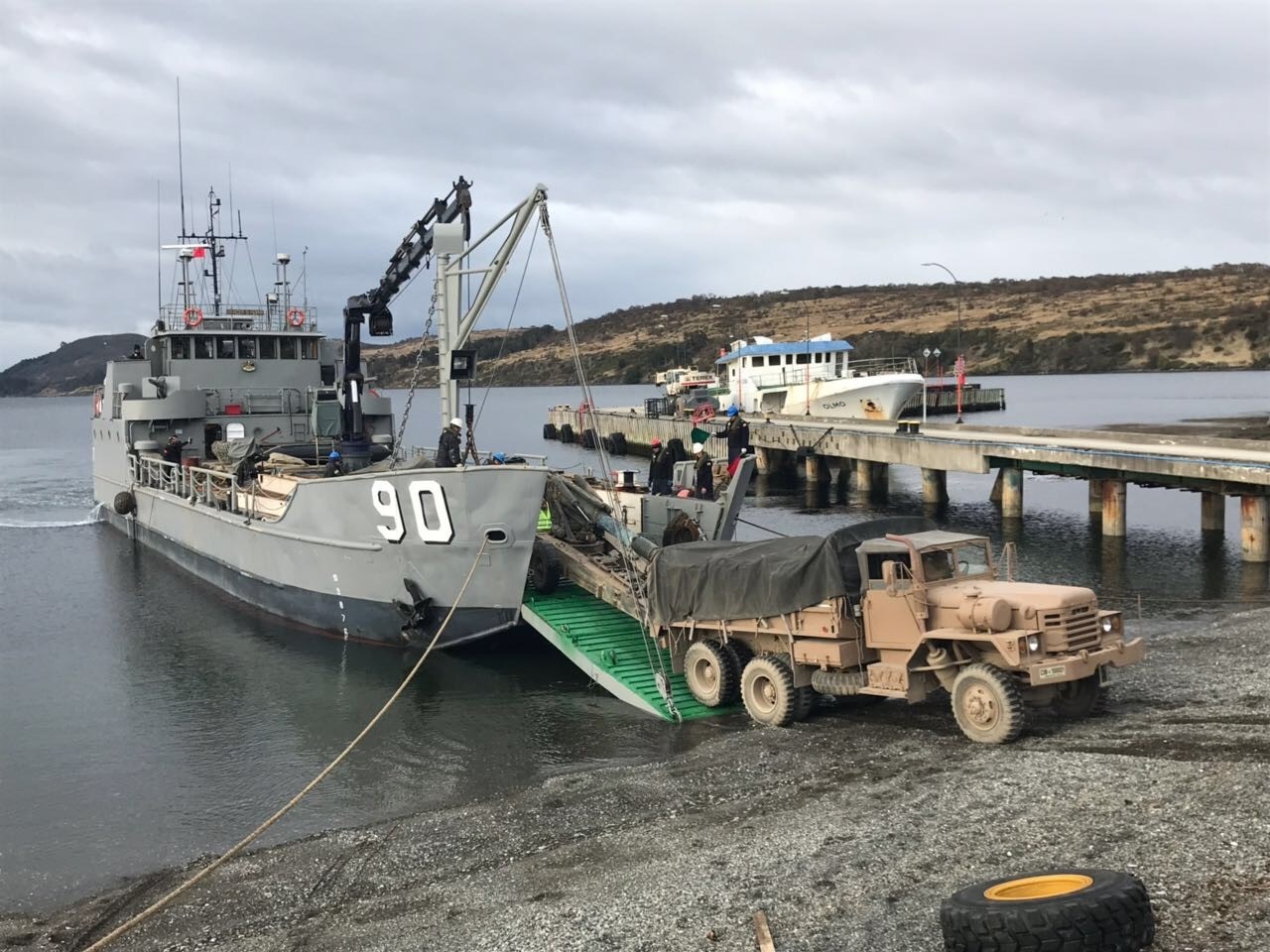Barcaza Elicura de la III Zona Naval apoya operaciones de desminado en Isla Nueva en Canal Beagle