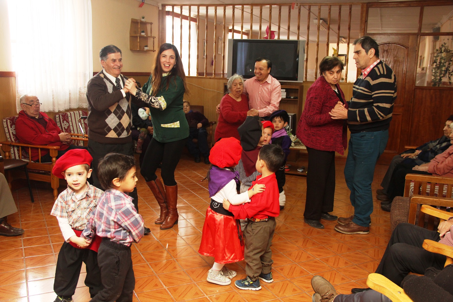 Niñas y niños del Jardín “Continente Blanco” de la JUNJI bailaron y rieron con adultos mayores del Hogar “Miraflores” de Punta Arenas