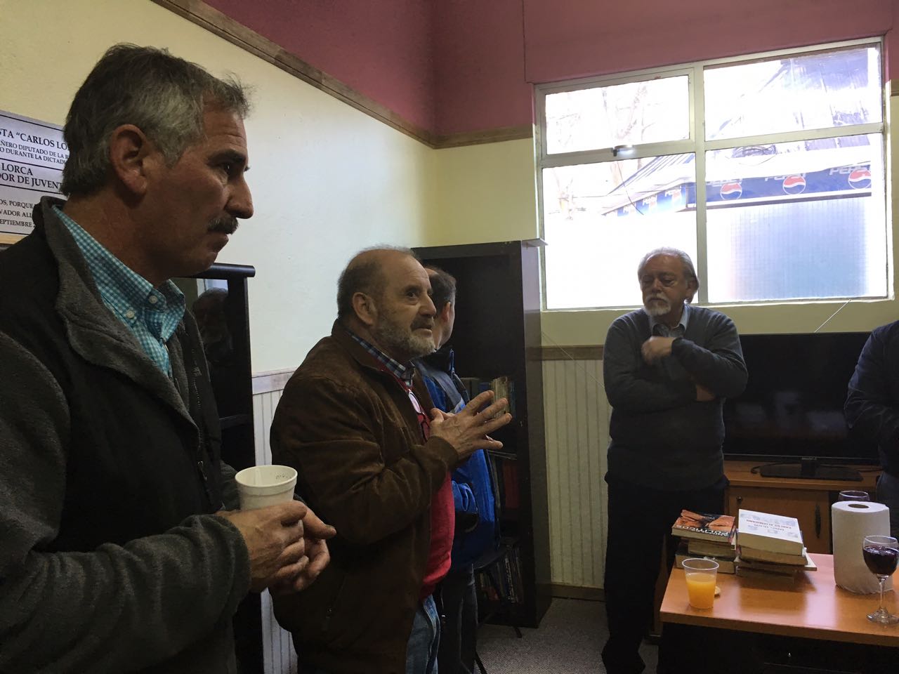 En homenaje al poeta Aristóteles España PC realiza donación de libros a biblioteca del PS en Punta Arenas