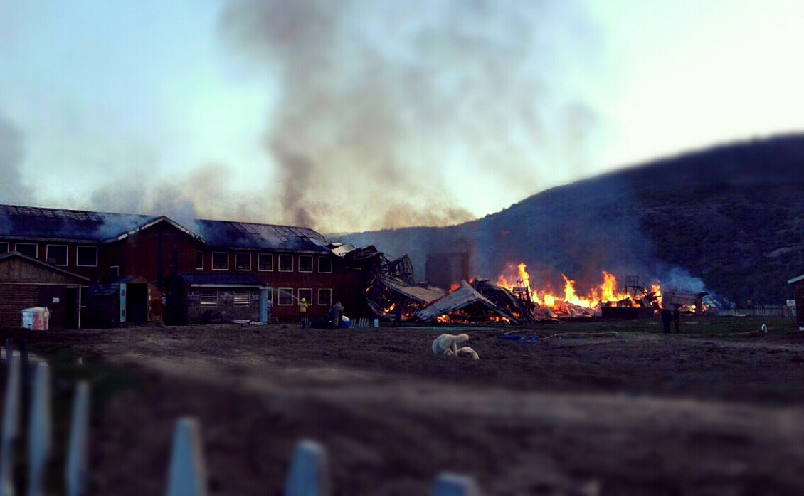Fuego destruyó Hotel Lago Tindall en el Paine
