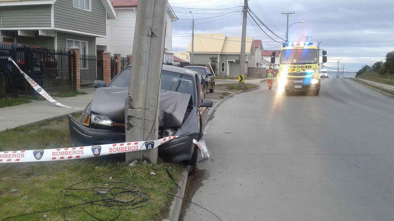 Chocó en estado de ebriedad contra un poste de alumbrado público en Punta Arenas