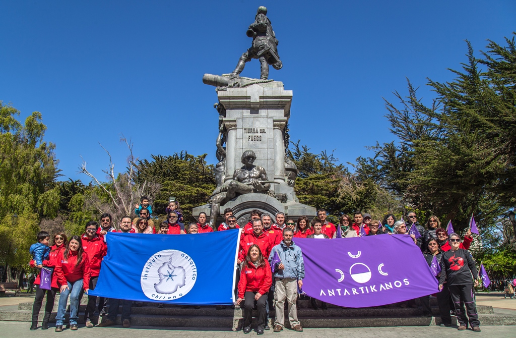 Desfile dominical en Plaza Muñoz Gamero de Punta Arenas por celebración del “Día de la Antártica Chilena”