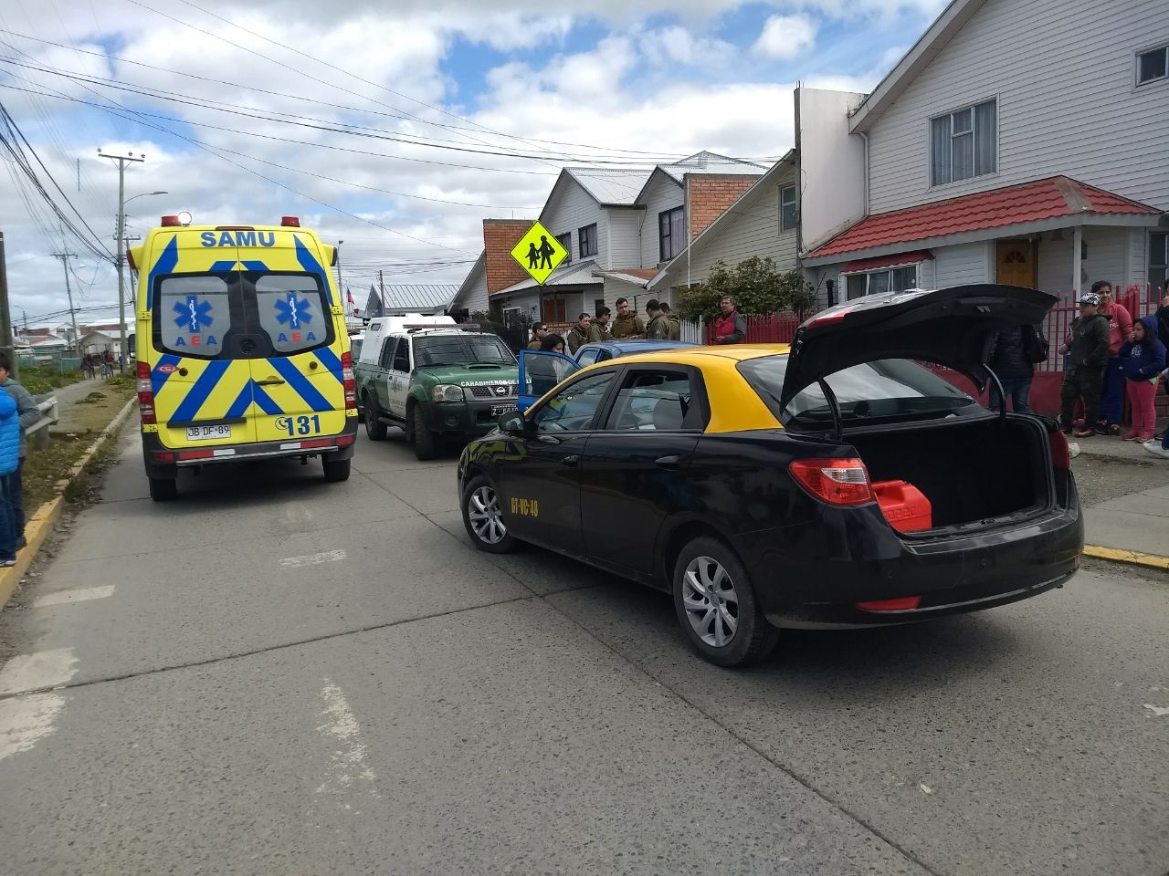 Taxista elude control policial en Punta Arenas y al huir colisionó dejando una persona lesionada