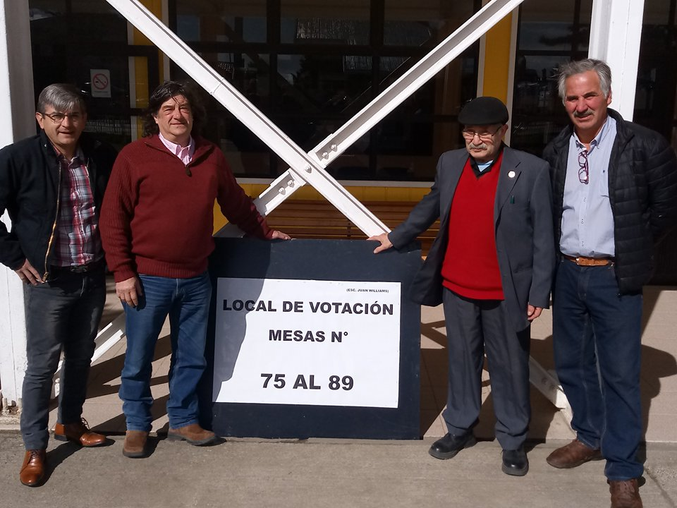 Candidatos del Partido Comunista acompañan a votar a histórico dirigente político y social en Punta Arenas