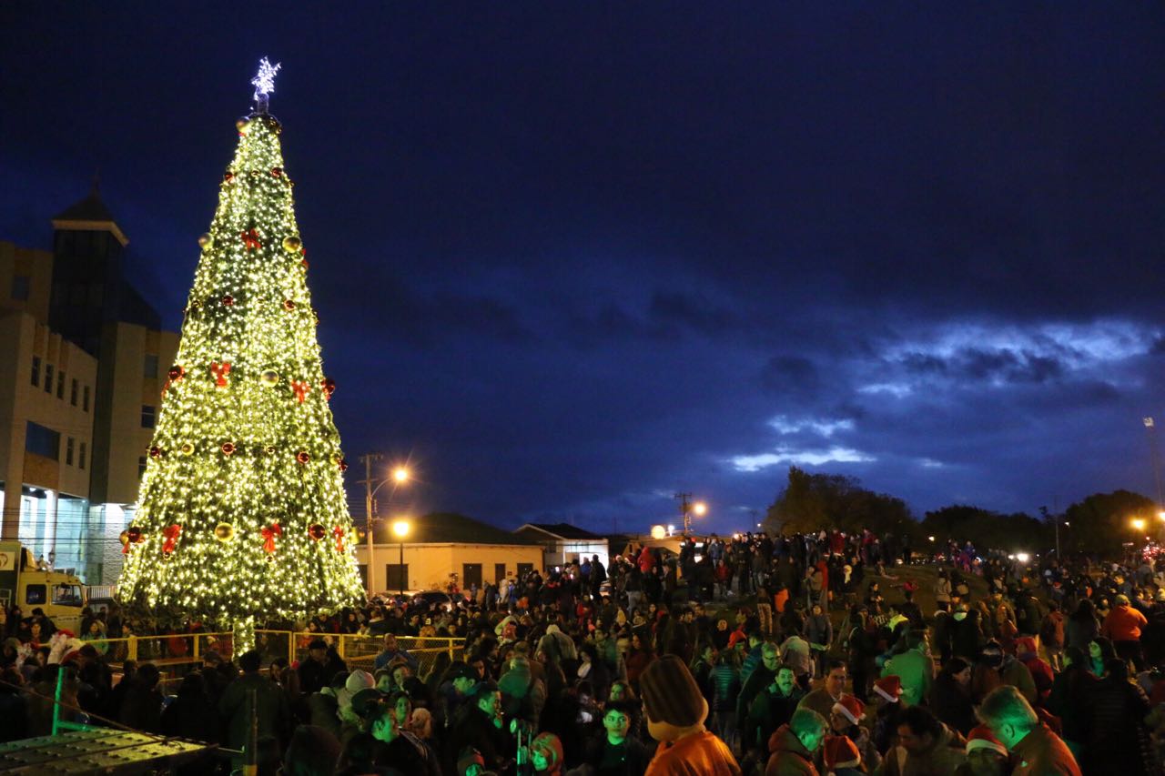 Más de 4000 personas asistieron al encendido del arbol de Navidad de Edelmag en Punta Arenas