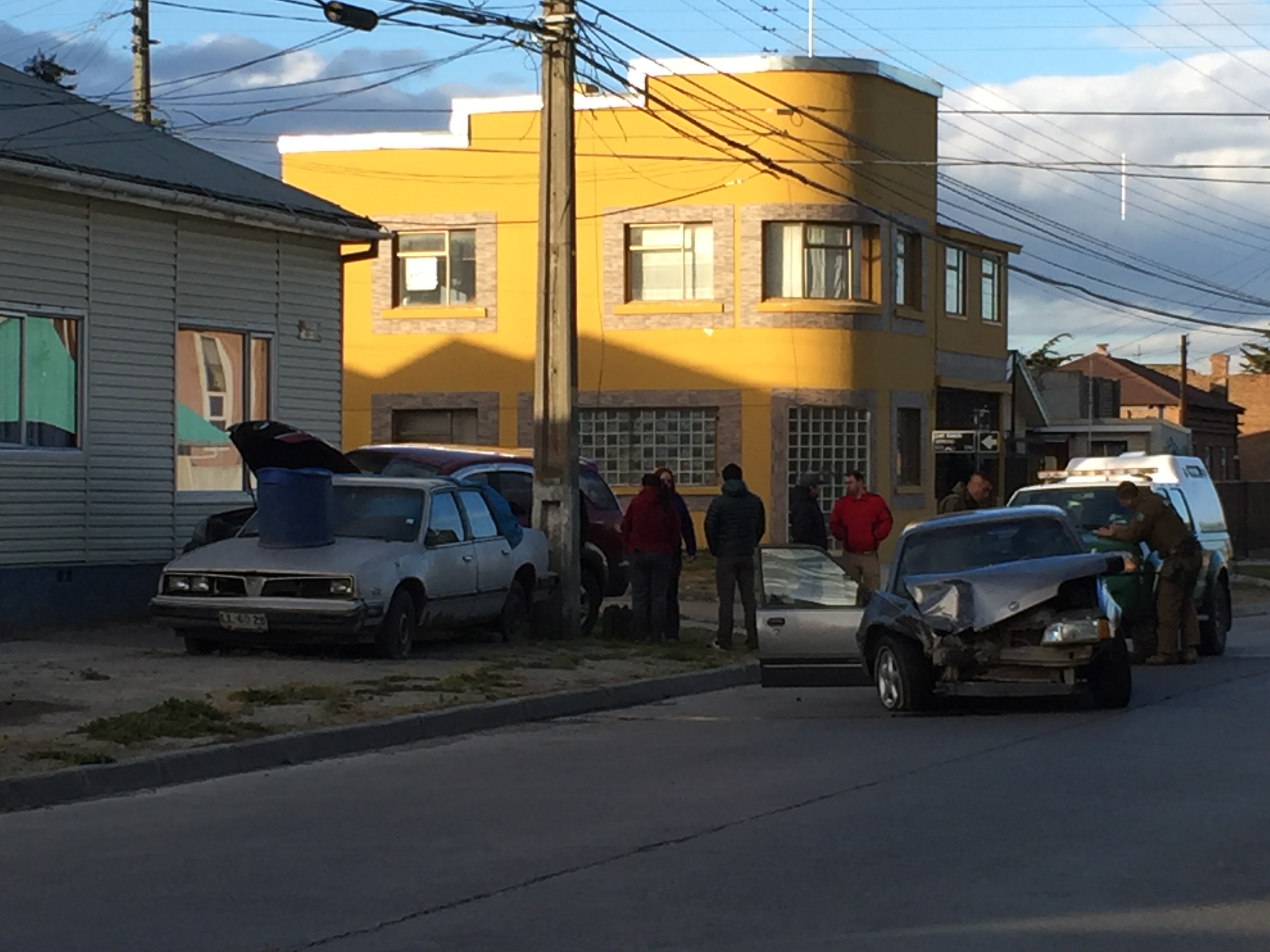 Choque múltiple en sector sur de Punta Arenas: uno de los vehiculos se da a la fuga