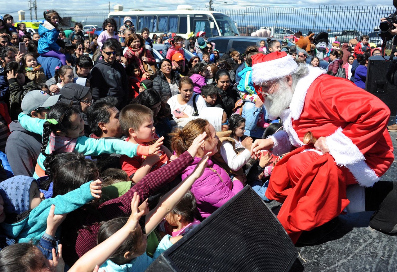 En helicóptero llegó el Viejito Pascuero a entregar sus regalos a 4 mil niños de Punta Arenas