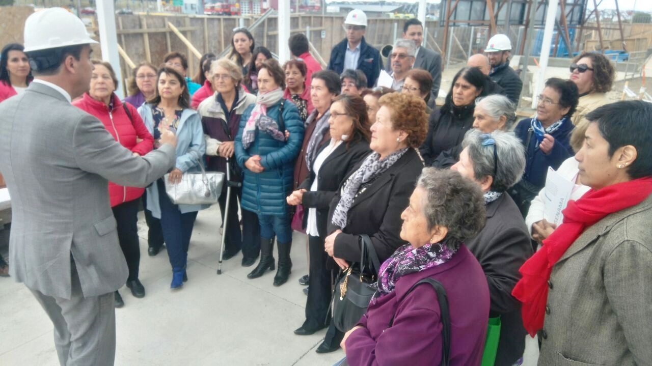 Seremi Desarrollo Social e Intendente visitan obra del nuevo Centro de Día para adultos mayores en Punta Arenas