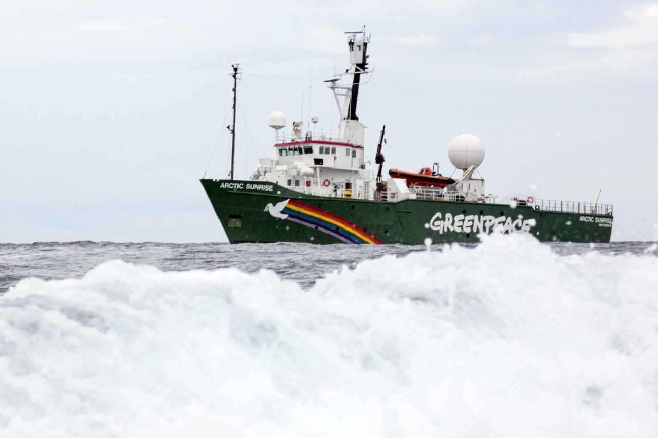 Buque de Greenpeace visita Punta Arenas en ruta hacia la Antártica