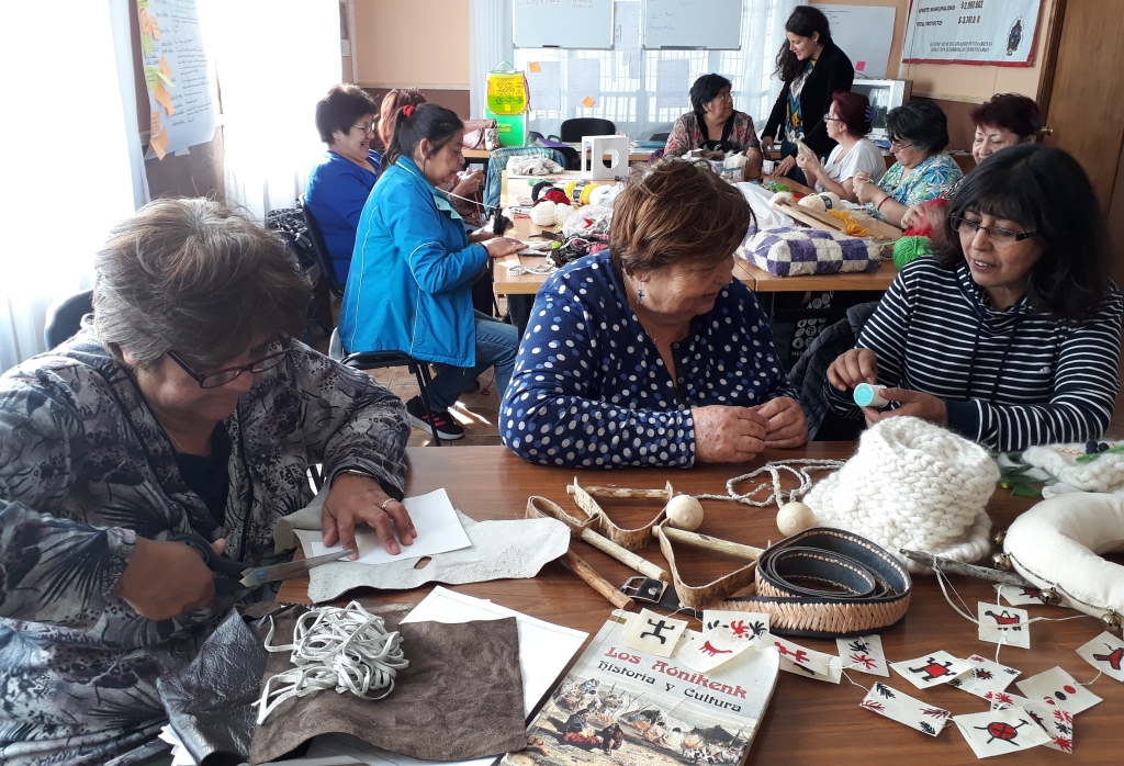 SENCE desarrolla capacitación para locatarios del Centro Artesanal de Punta Arenas
