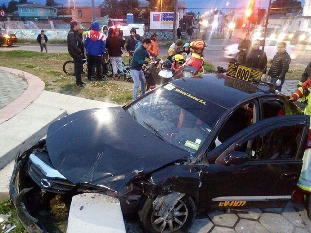 4 lesionados en choque vehicular en Angamos con avenida España en Punta Arenas