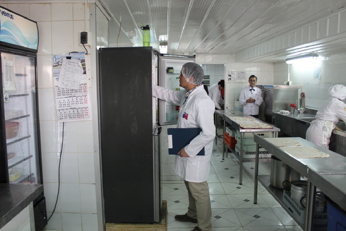 Seremi de Salud fiscaliza locales de elaboración de alimentos y entrega recomendaciones a la comunidad para prevenir intoxicaciones alimentarias