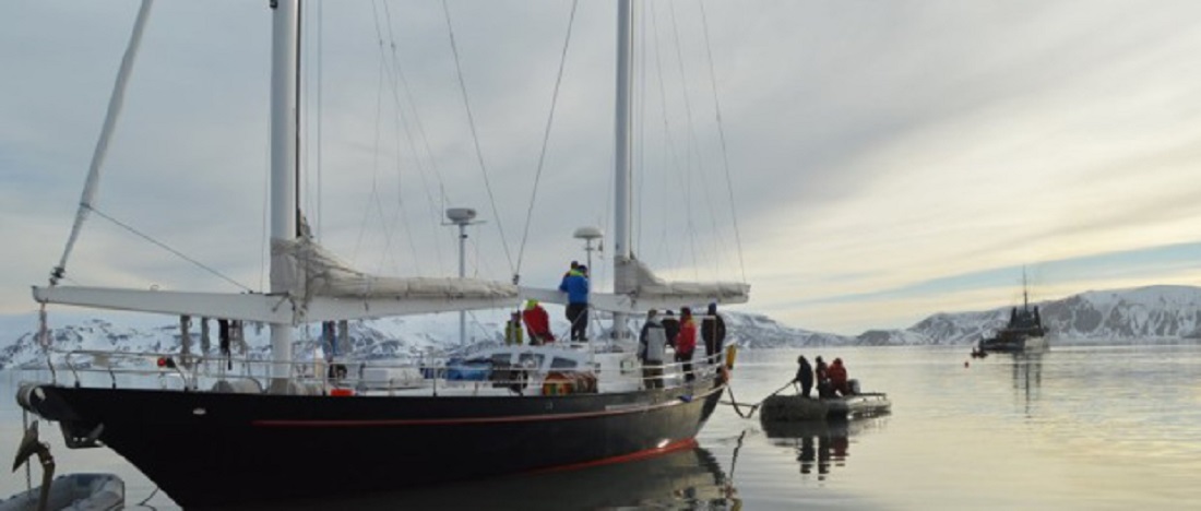 Rescatan tripulación de yate accidentado en Isla Decepción