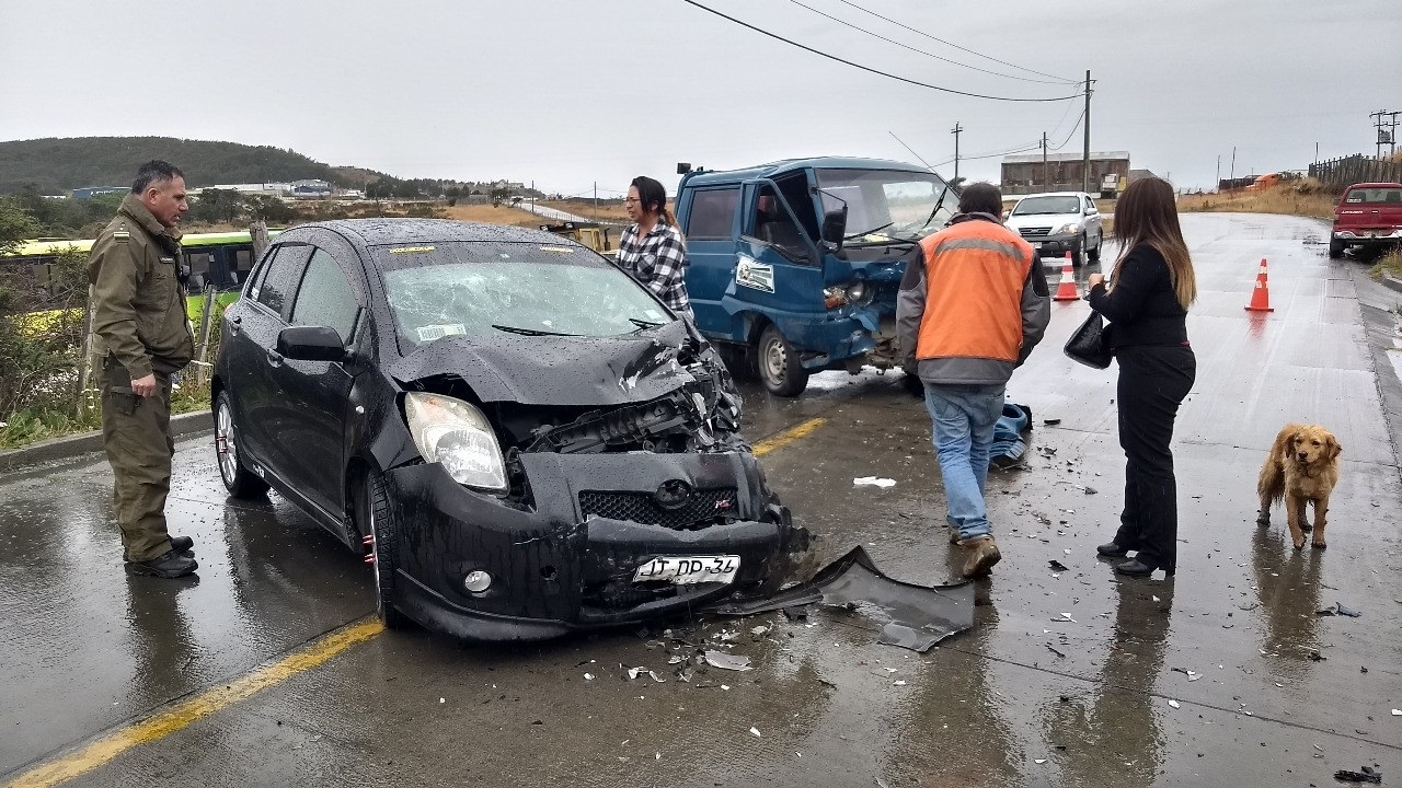 Choque vehicular en Río Seco producto de la calzada mojada