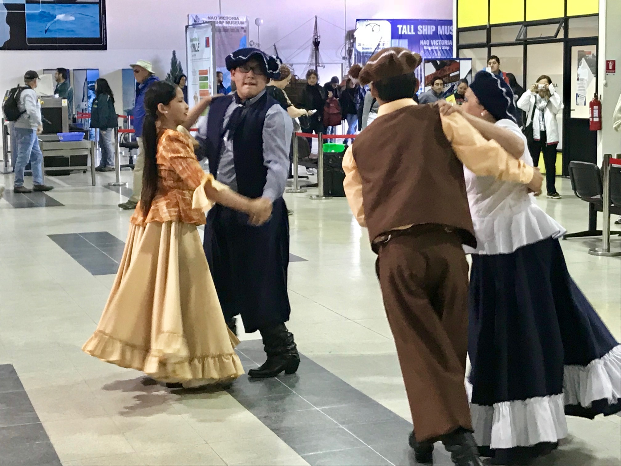 EPAustral da la bienvenida con folklore a turistas de cruceros en el Muelle Prat de Punta Arenas