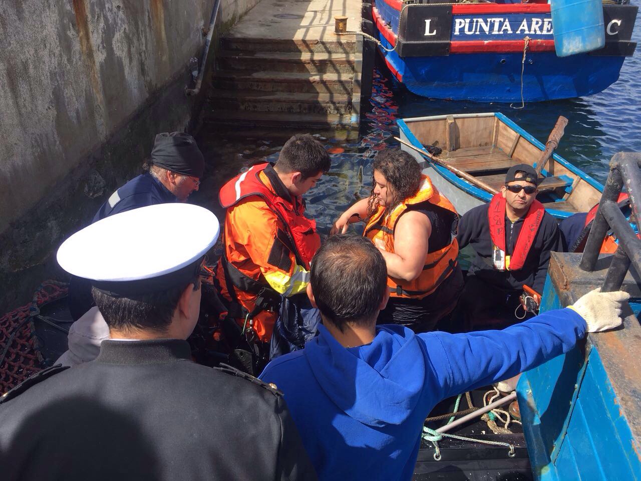 Armada evacuó a pareja que se encontraba en un bote a la deriva en sector Barranco Amarillo del Estrecho de Magallanes