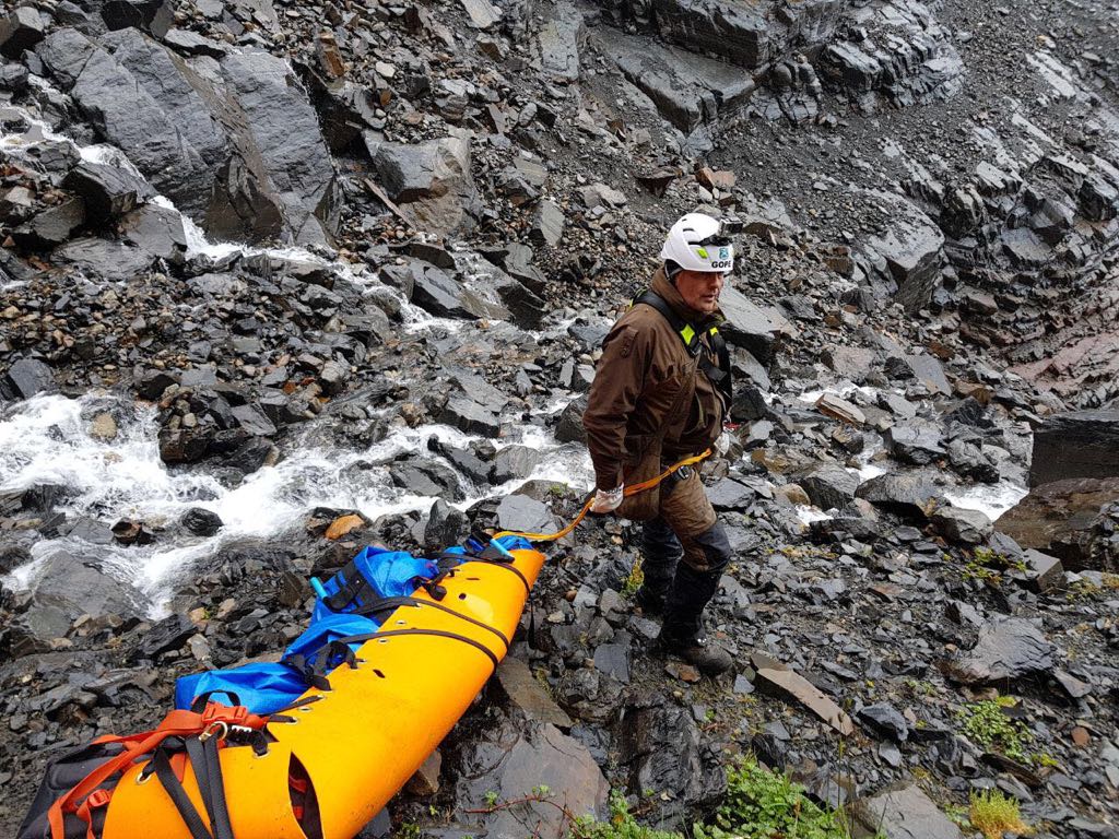 Sección aeropolicial de Carabineros rescataron cuerpo de turista estadounidense cerca de Glaciar Grey