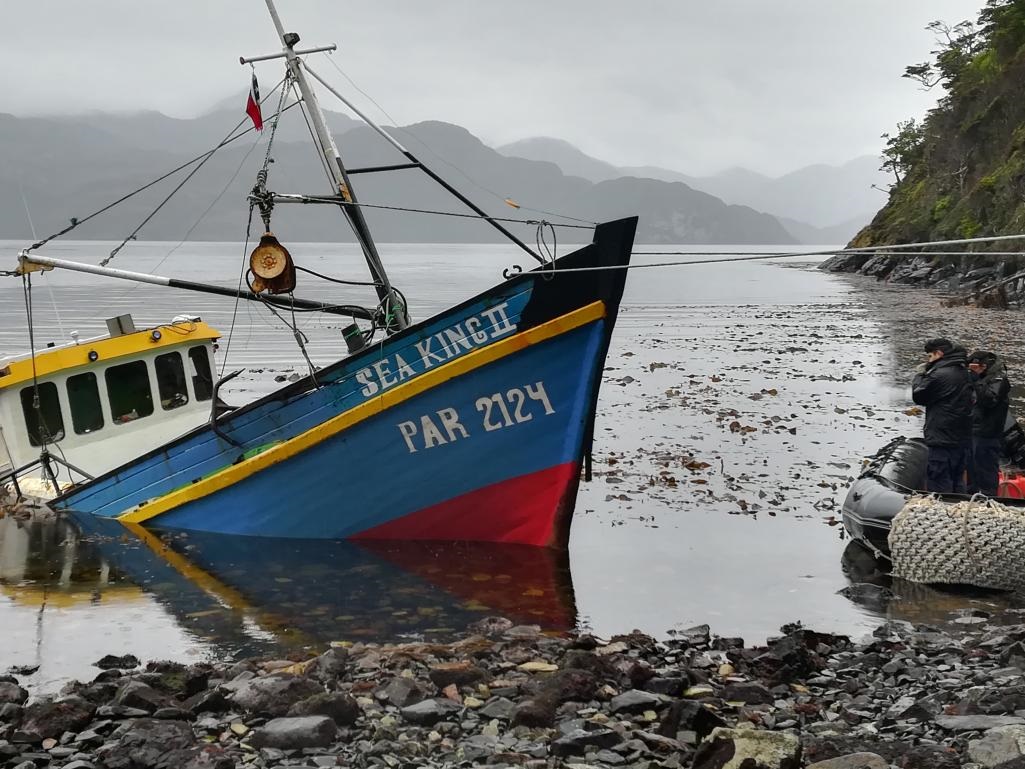 Armada rescató a 4 tripulantes de una embarcación varada en el Estrecho de Magallanes