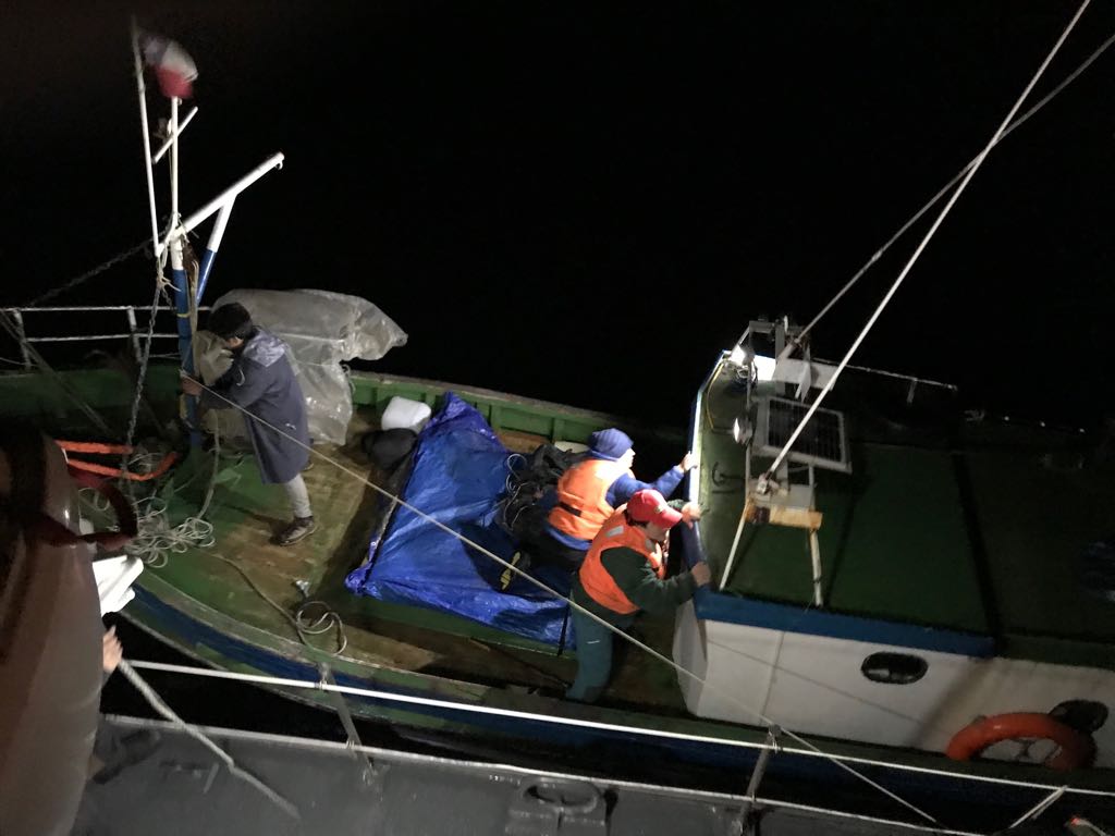 Armada rescató a tres personas de embarcación a la deriva en las proximidades de Punta Arenas