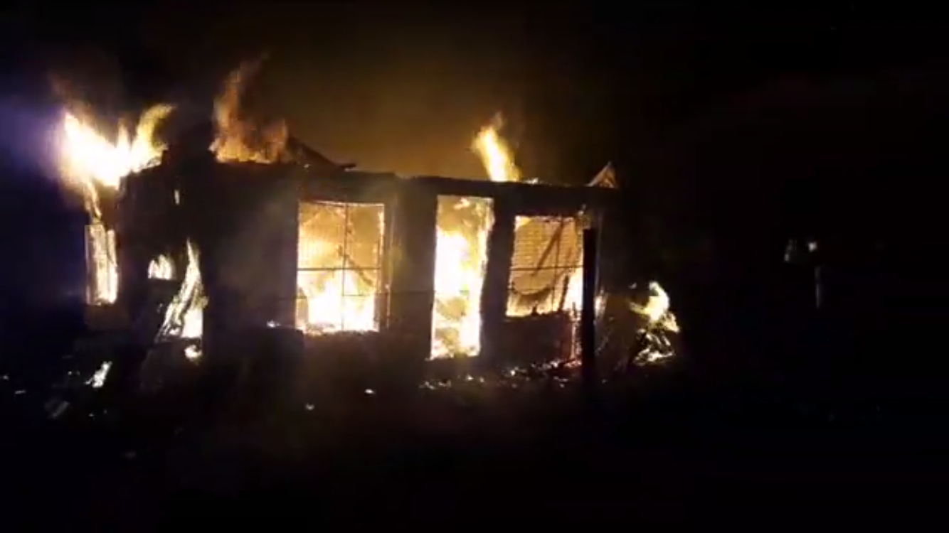 Vivienda de toma Villa las Etnias resultó totalmente incendiada