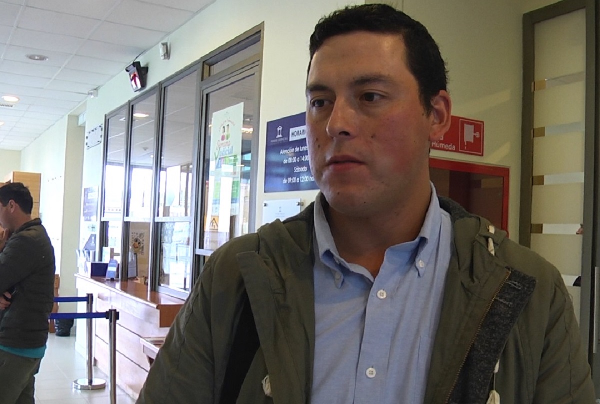 Familia de ex Carabineros imputados de agresión en Natales afirma que hubo agresión previa a uniformados