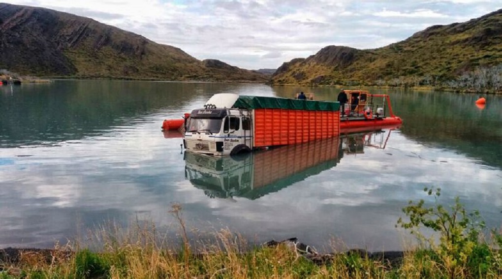 Un camión con carga cae accidentalmente al Lago Pehoé en Parque Nacional Torres del Paine