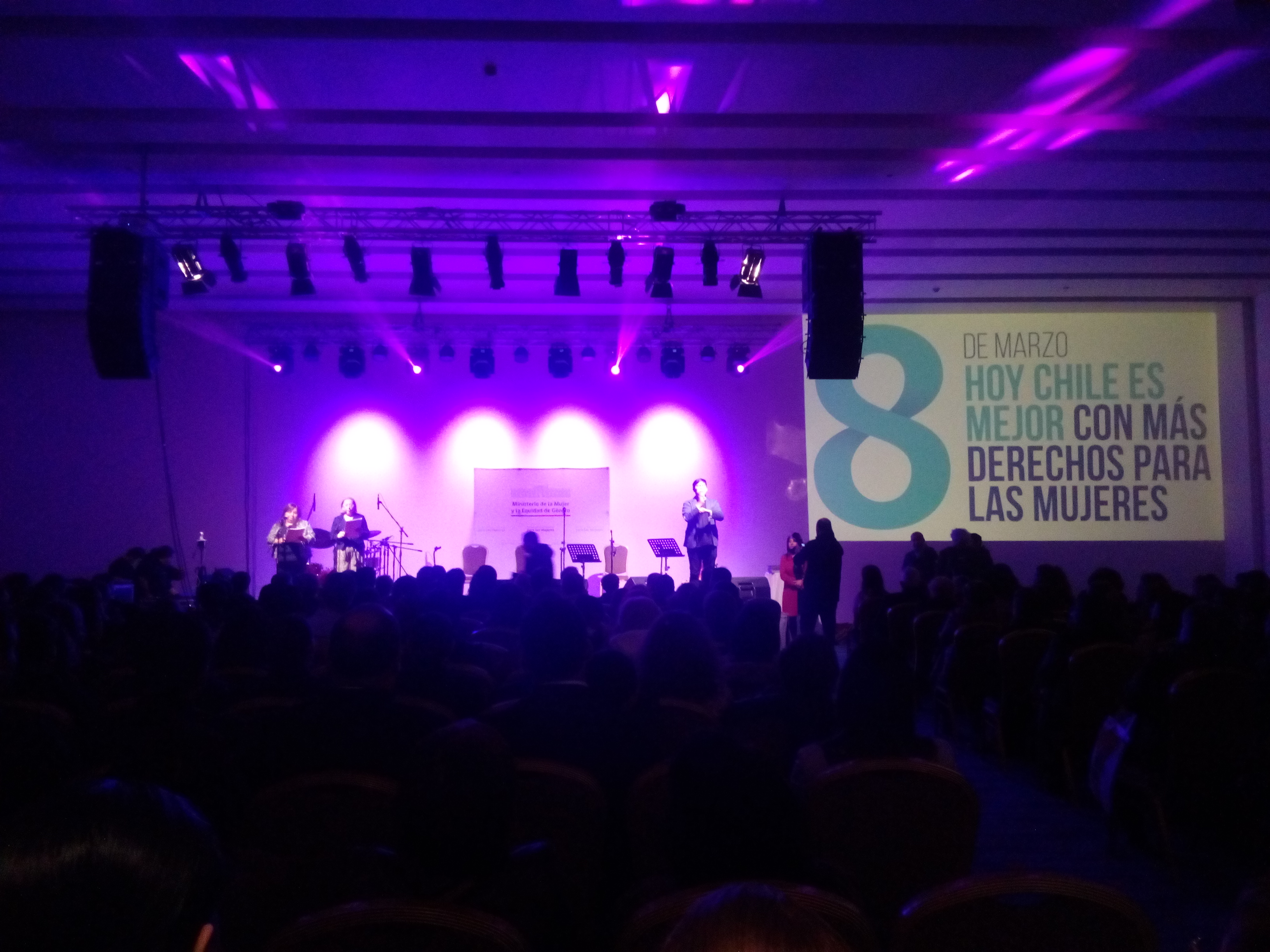 Masivo acto del Día Internacional de la Mujer en Punta Arenas