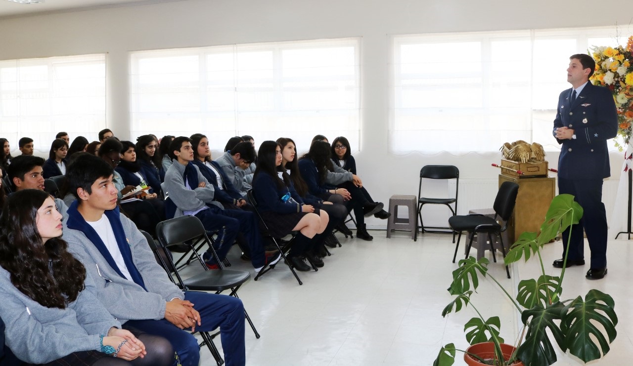 Personal de la IV Brigada Aérea de la FACH realizan charla en Colegio Adventista de Punta Arenas