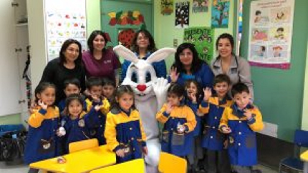 Más de 600 niños de Porvenir recibieron la visita del Conejo de Pascua