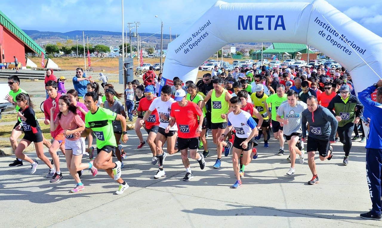 Alrededor de 300 personas participaron en Corrida Familiar organizada por la FACH en Punta Arenas