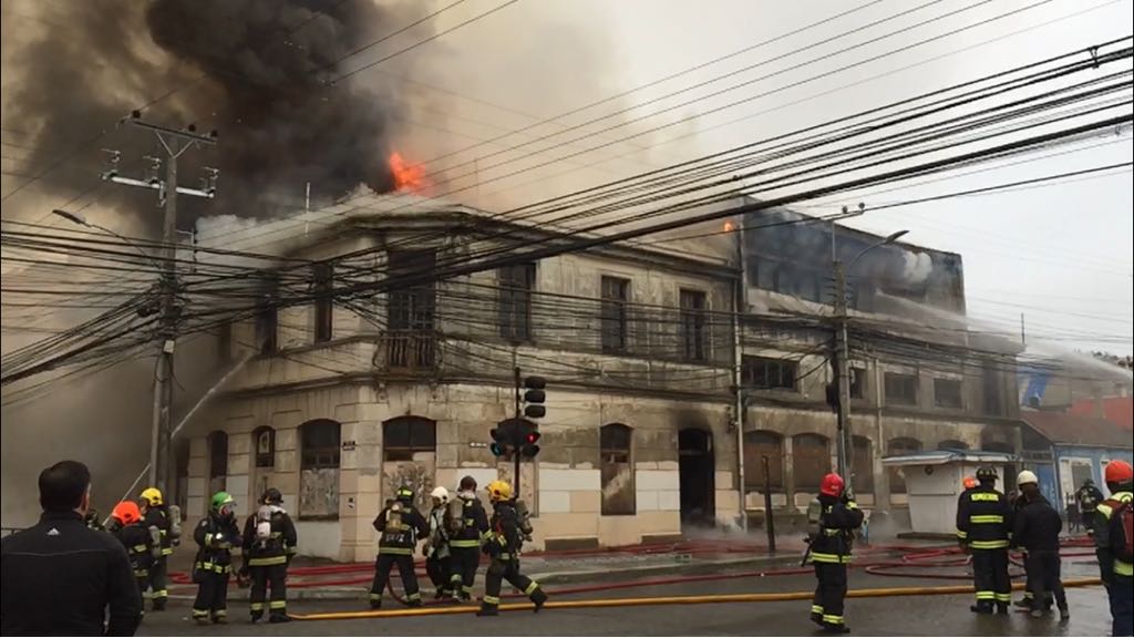 Incendio arrasó con antiguo edificio de ex Servicios de Salud en el centro de Punta Arenas