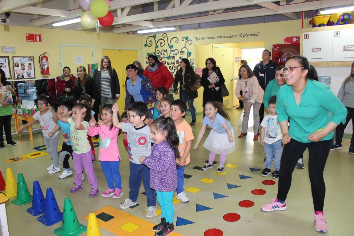 Refuerzan en Magallanes estilos de vida saludables con láminas educativas de Guías Alimentarias